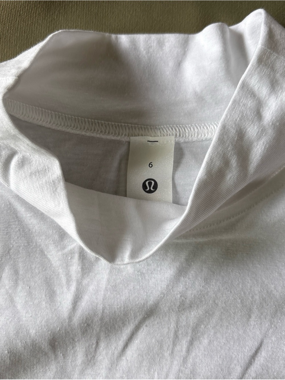 Lululemon White Crew Neck long sleeve Tee - Size 6 PRELOVED mock turtle